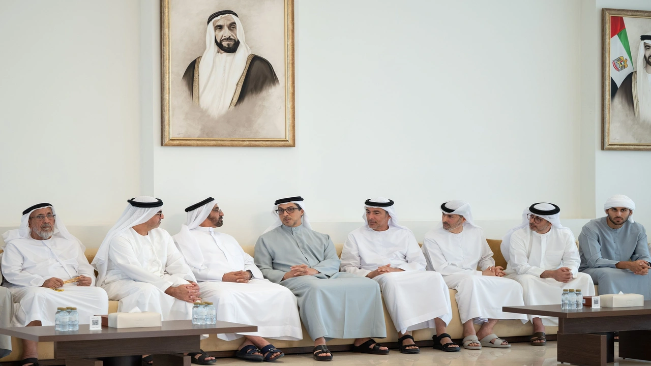 منصور بن زايد يقدم تعازيه في وفاة محمد سالم بالعمى التميمي